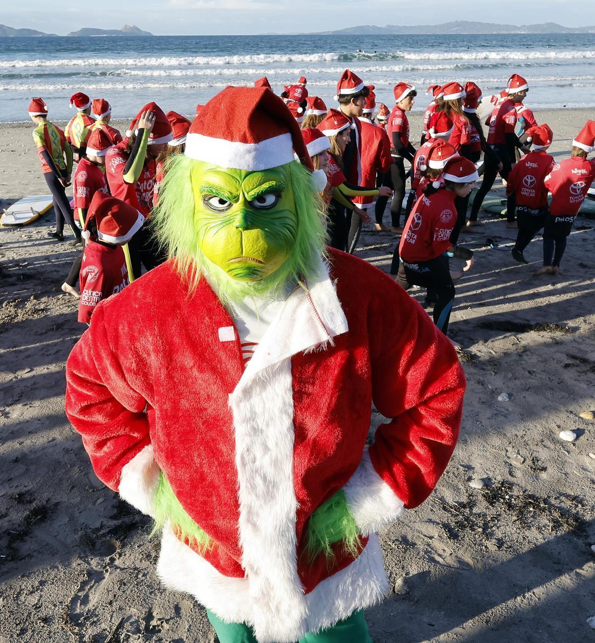 Papá Noeles surfistas solidarios al agua en Patos