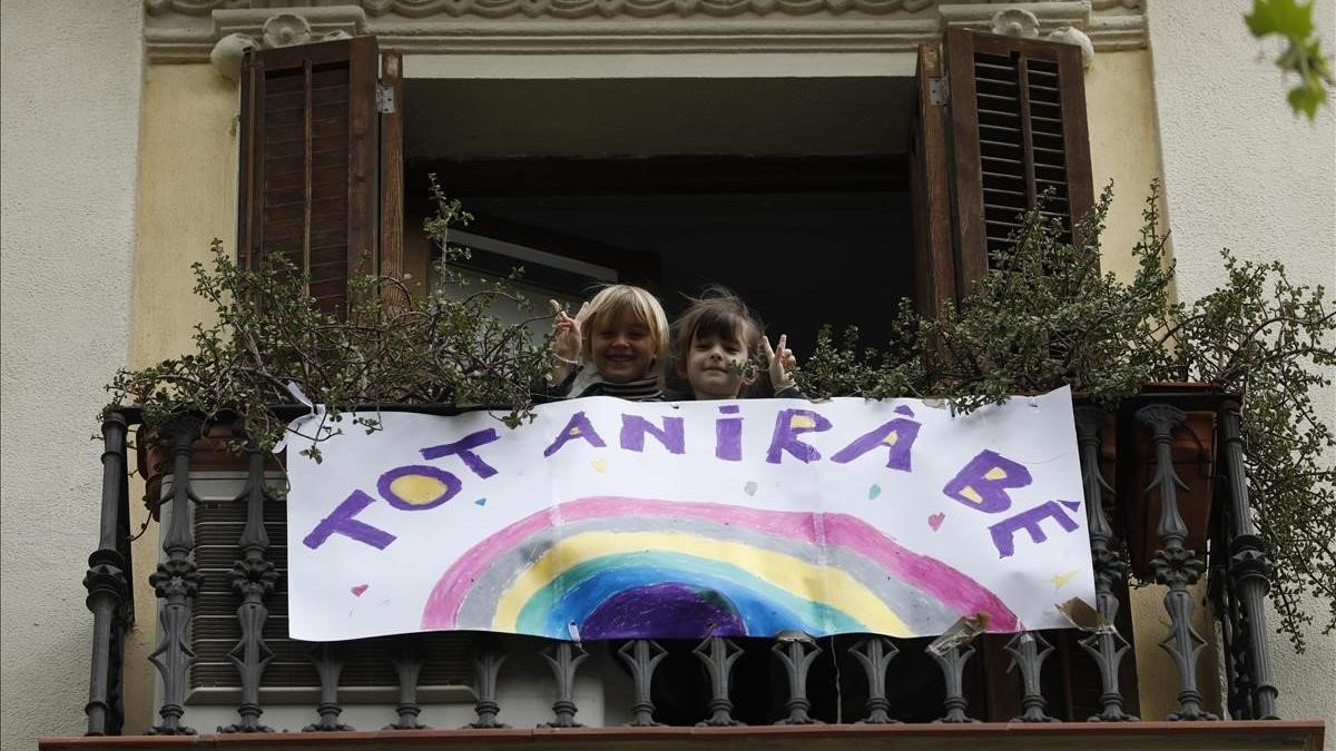 Pancarta positiva sobre el coronavirus en un balcón de la calle de Urgell.