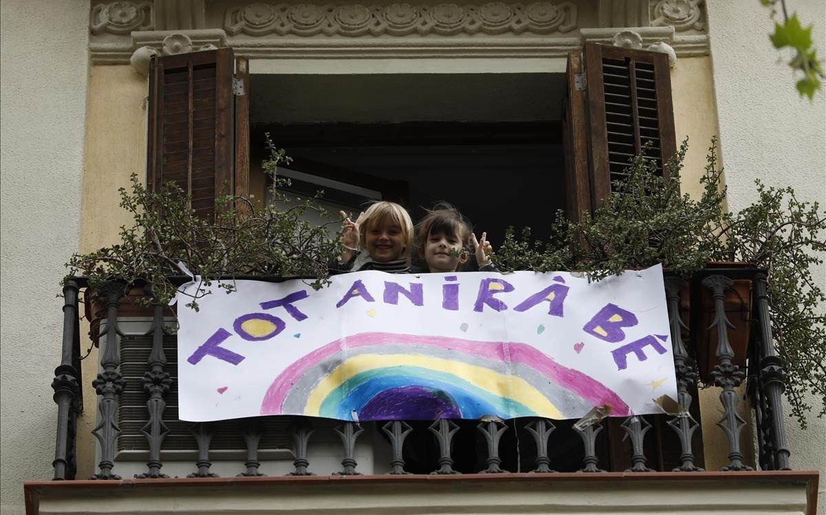 Pancarta positiva sobre el coronavirus en un balcón de la calle de Urgell.