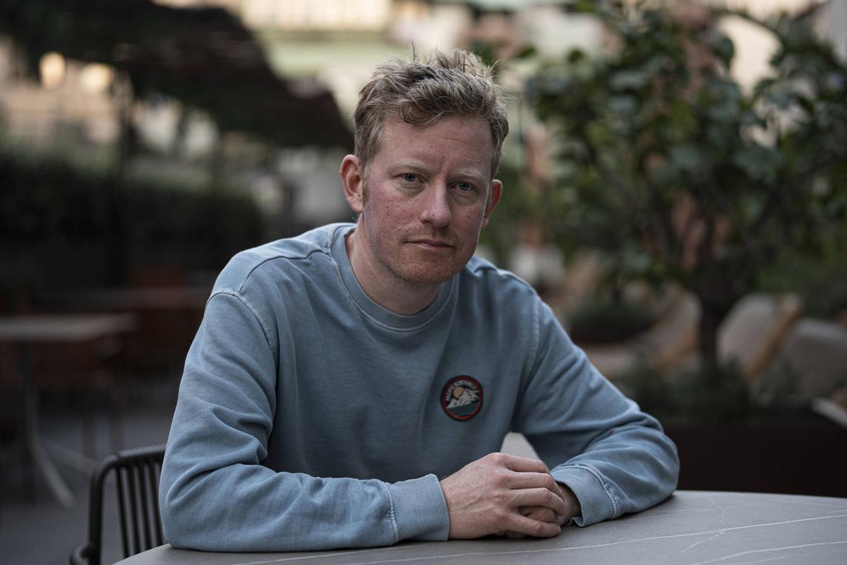 Colin Barrett, escritor irlandés, participa en el encuentro literario BCNegra 2025 en Barcelona / Foto: Irene Vilà Capafons