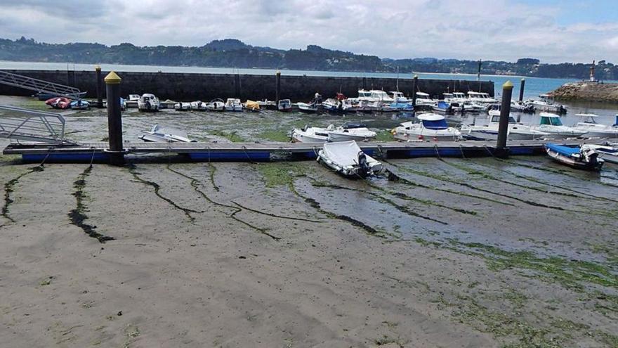 Acumulación de lodo en el puerto de Miño que impide los movimientos de barcos en bajamar. |   // LA OPINIÓN