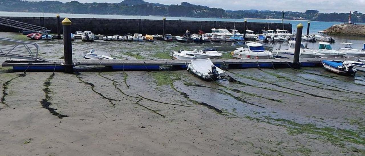 Acumulación de lodo en el puerto de Miño que impide los movimientos de barcos en bajamar, en una imagen de noviembre. |   // LA OPINIÓN