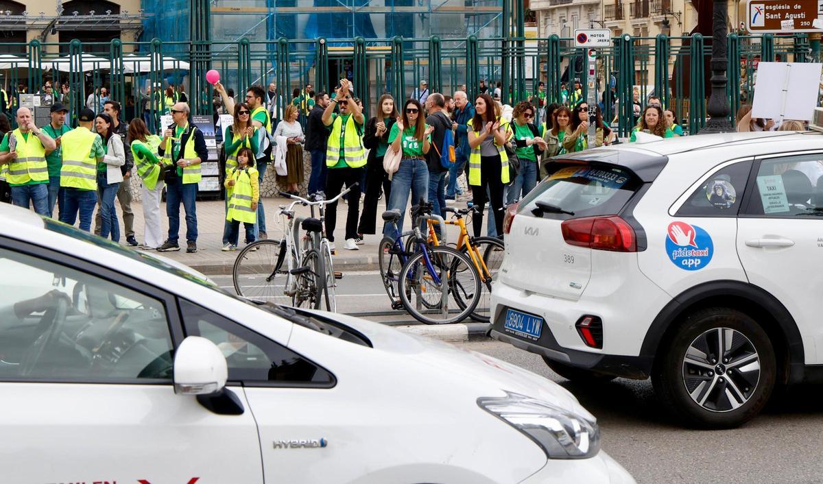Taxistas y docentes colapsan el centro de València con sus protestas