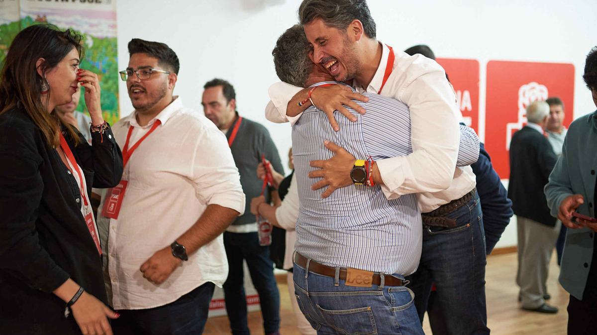Luis Yeray Gutiérrez celebra la victoria junto a un militante socialista.