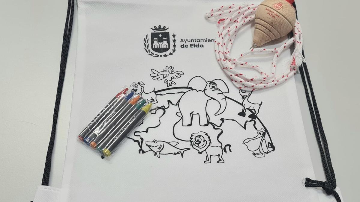 La mochila, la peonza y los lápices de colores obsequio del Ayuntamiento de Elda a los alumnos.