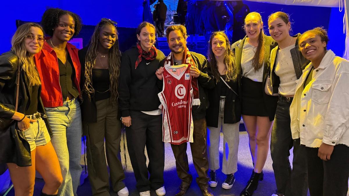 Las jugadoras del Casademont Zaragoza junto a Manuel Carrasco en el Espacio Zity