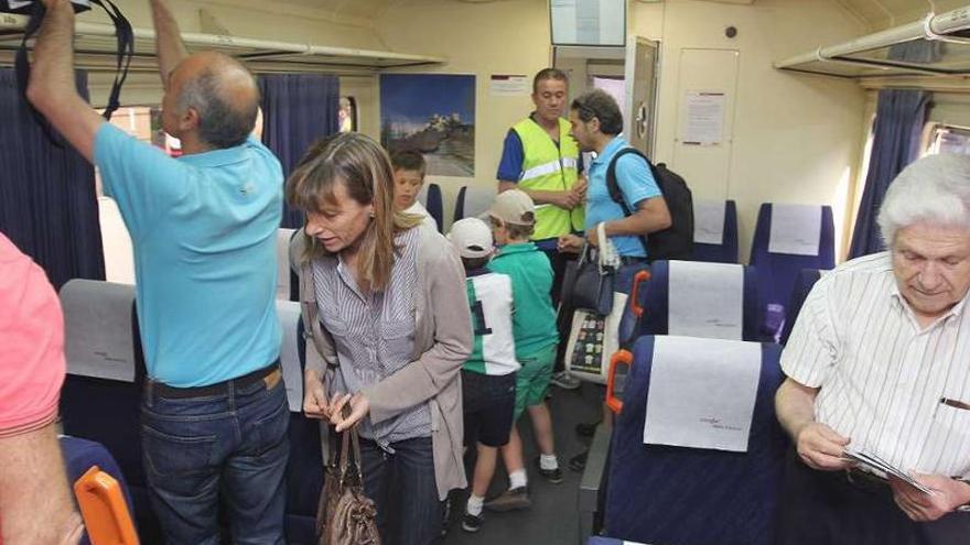 Pasajeros del viaje inaugural que partió ayer de la estación Ourense-Empalme.