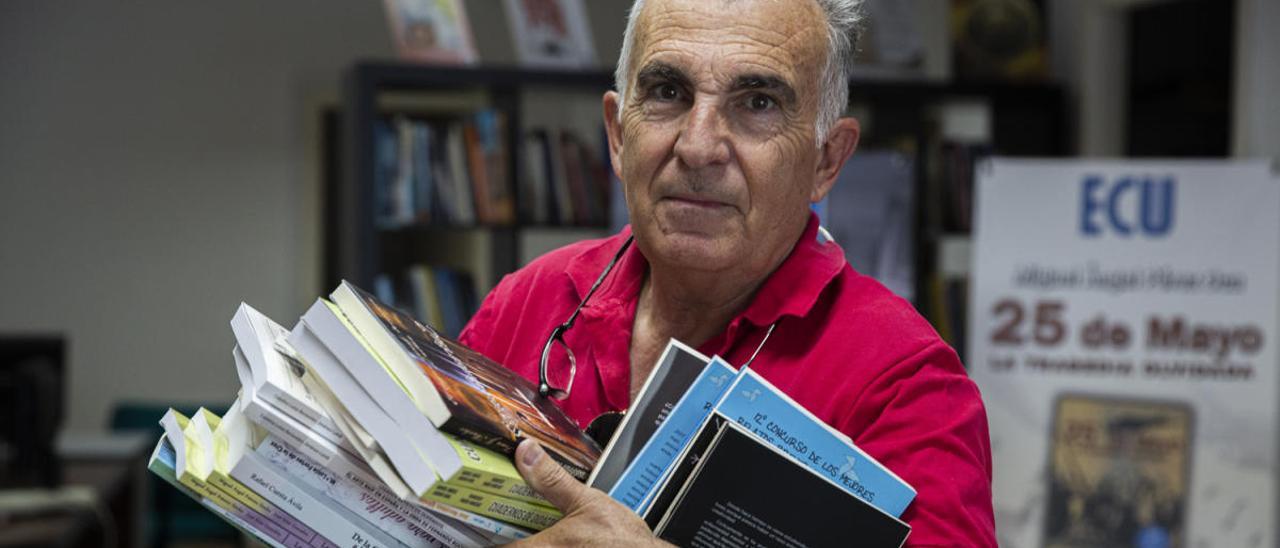 José Vicente Vizcaíno, antes de repartir libros de su editorial