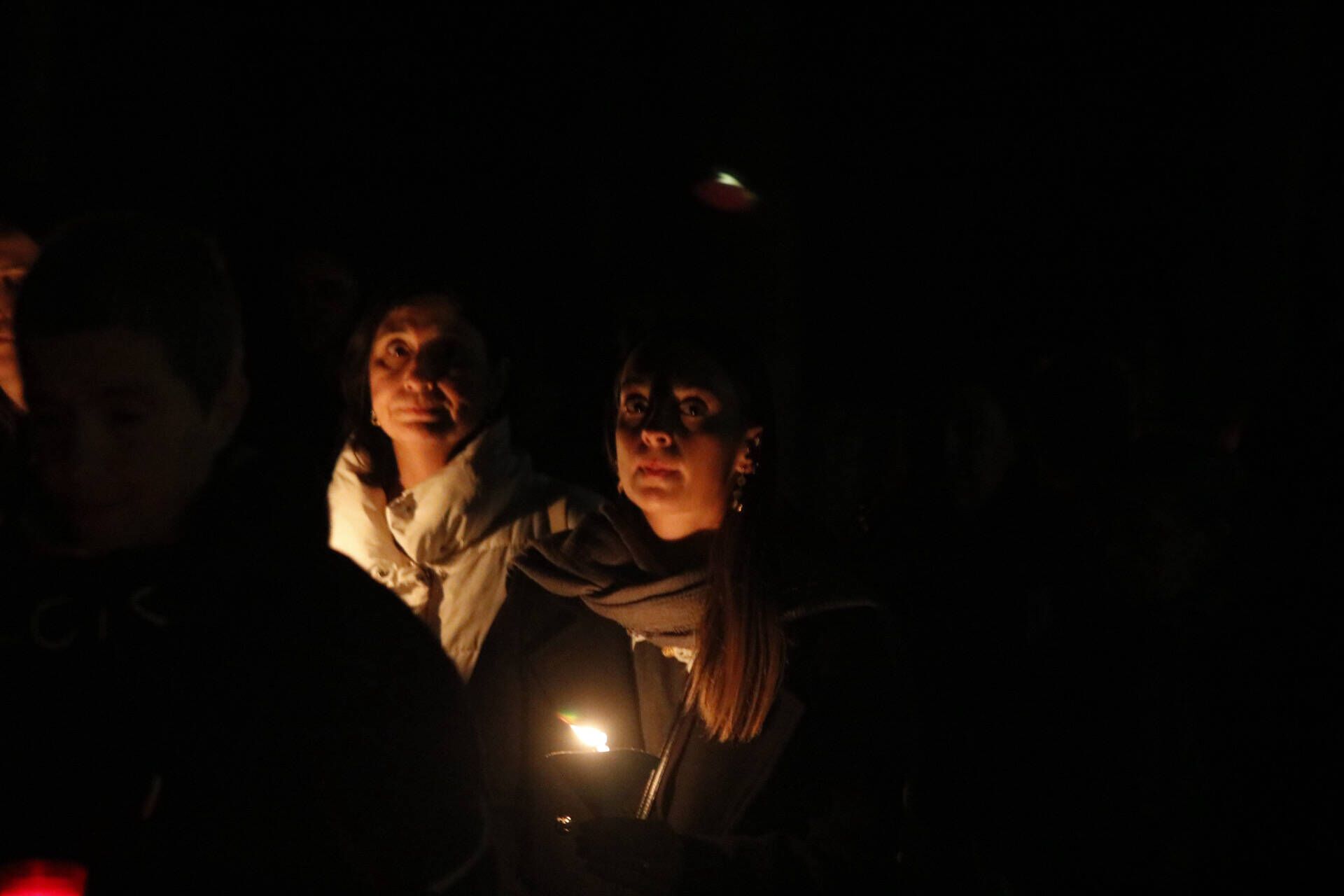 La procesión de las ánimas recorre el cementerio de San Atilano de Zamora con motivo de la noche de Difuntos y con la única iluminación de velas o faroles