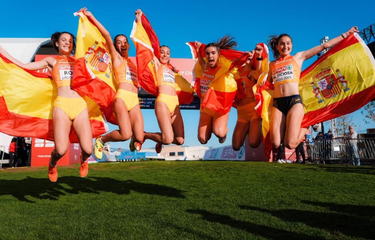 La castellonense Mara Rolli, primera por la izquierda, fue 13ª en la línea de meta con las sub-20, plata por equipos.