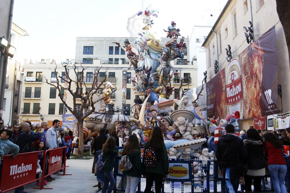 Ambiente fallero en las calles de València