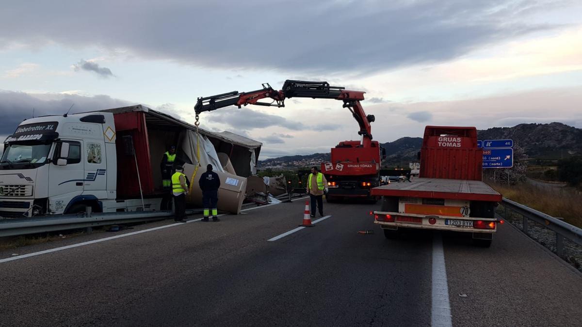La AP-7 recupera la normalidad tras el accidente de un tráiler en Castellón