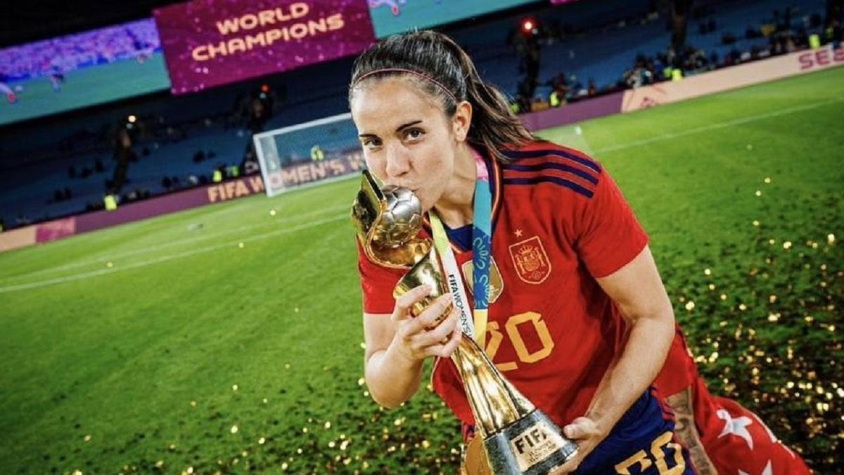 Rocío Gálvez besa la Copa del Mundo.