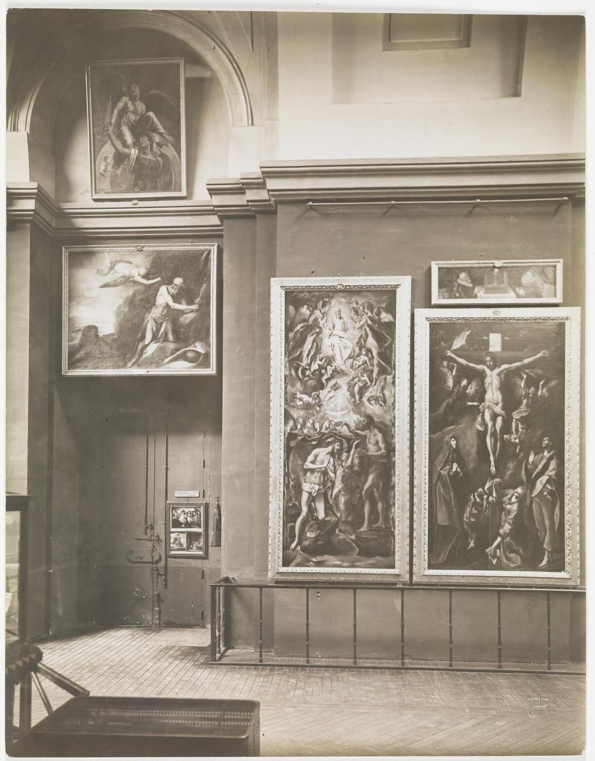 Vista de la Galería Central con el acceso al establecimiento para la venta de fotografías José Lacoste y Juana Roig.