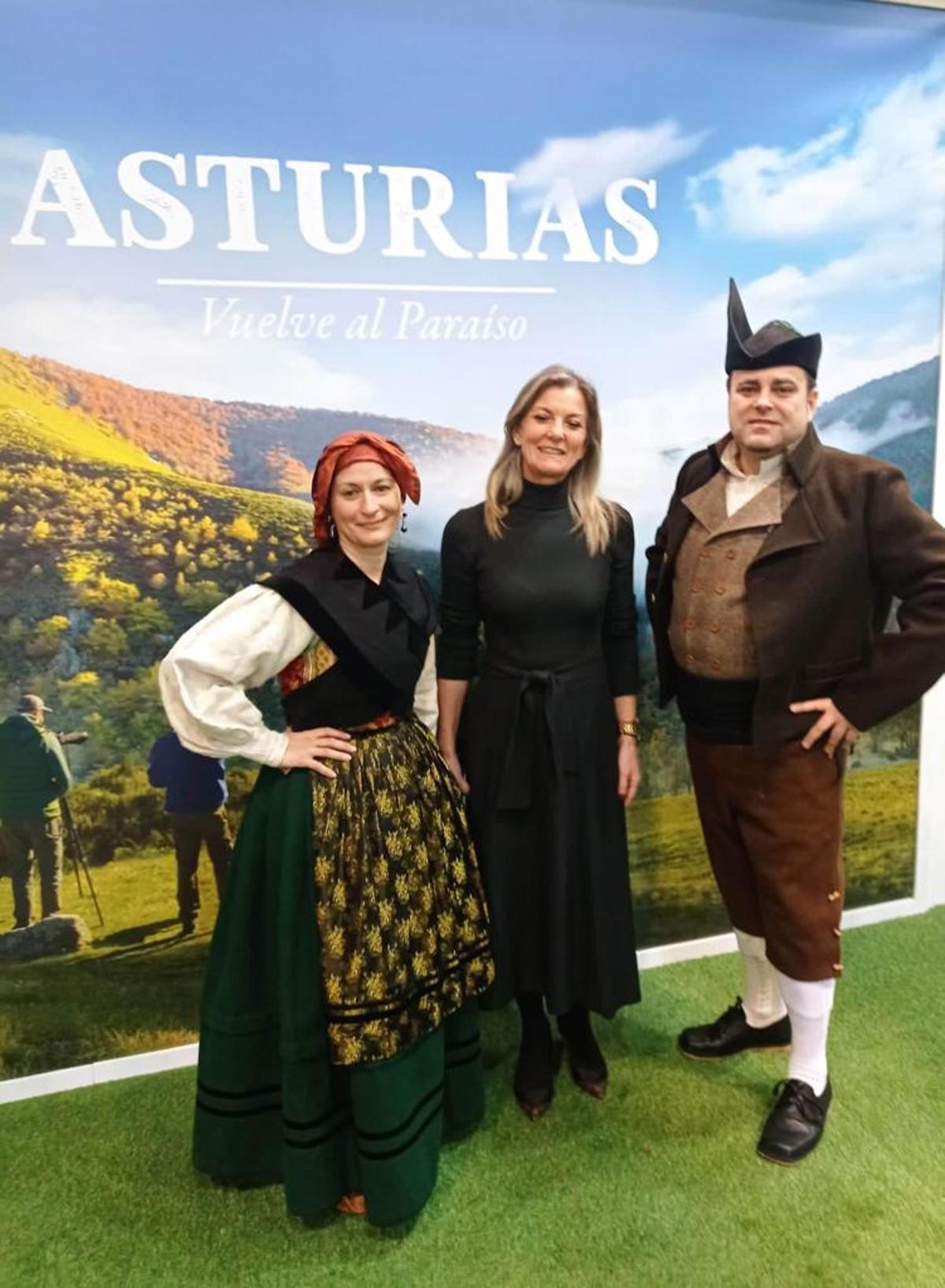 La concejala de Turismo de Grado, Lorena Cabo, junto a Graciela Blanco, ex viceconsejera de Turismo del Principado y el cronista oficial, Gustavo Adolfo Fernández