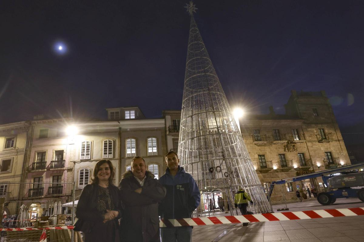 Los concejales Yolanda Alonso y Pelayo García con Guzmán Vizcaíno