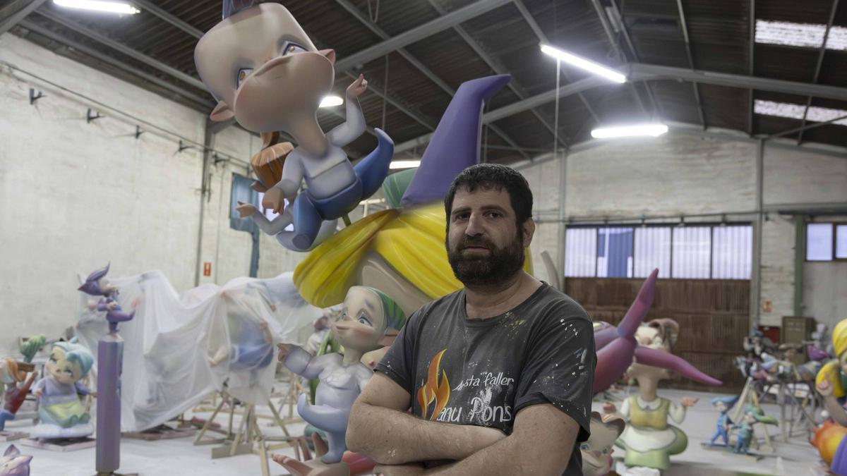 Artistas falleros pendientes del cielo