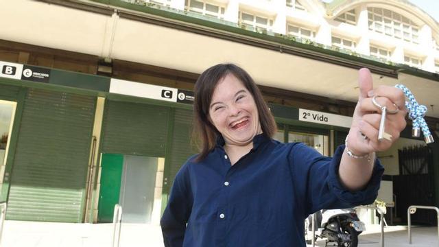 Carmela delante del puesto en el que se ubicará su negocio en el mercado de San Agustín  | // IAGO LÓPEZ