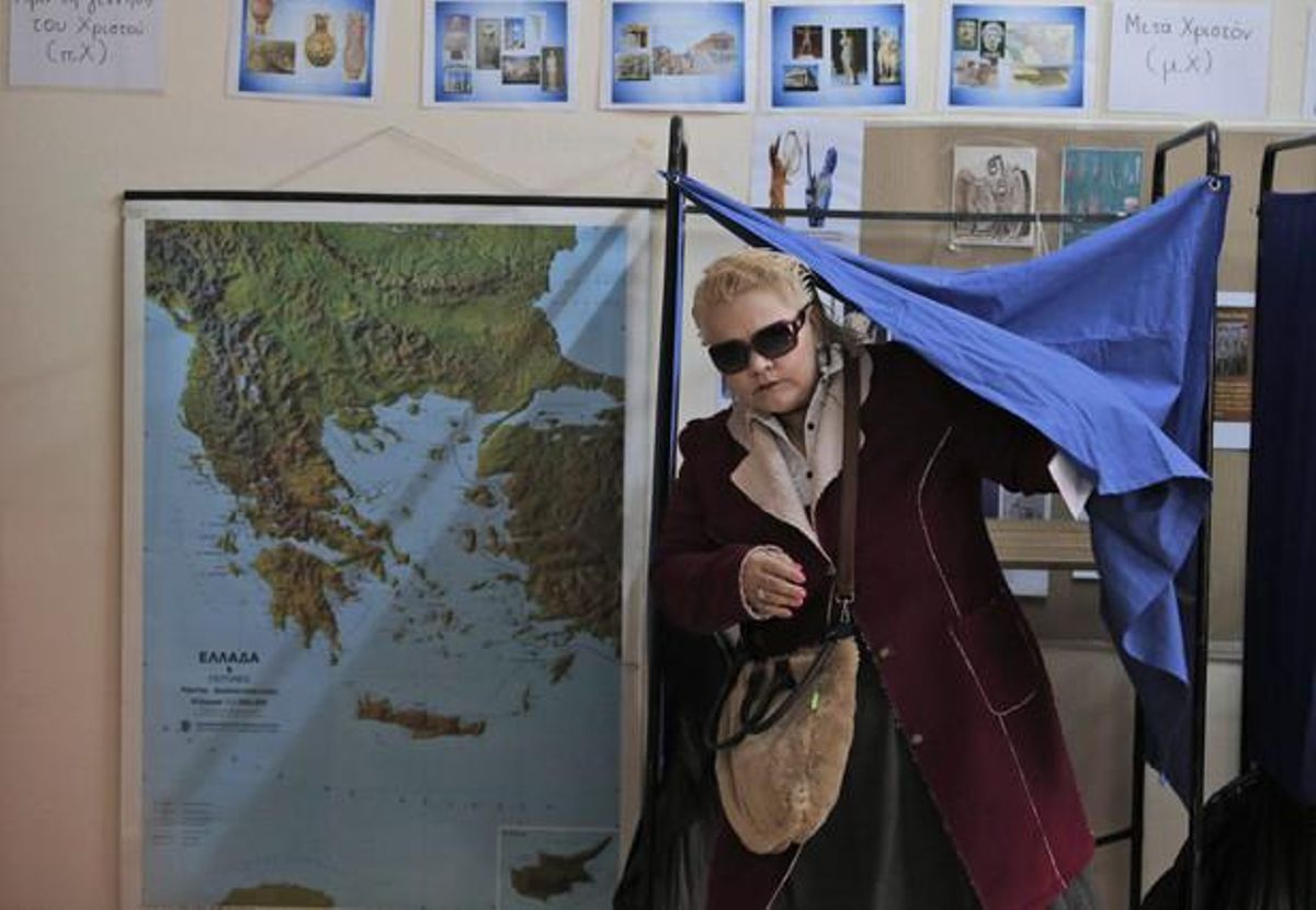 Una dona surt de votar en les eleccions gregues.