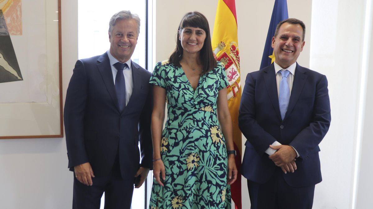 María González Veracruz, secretaria de Estado de Digitalización e Inteligencia Artificial, con los representantes de los socios industriales del proyecto Quantix