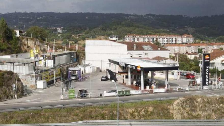 La familia pasó 2 días en el coche averiado en esta gasolinera. // J. R.