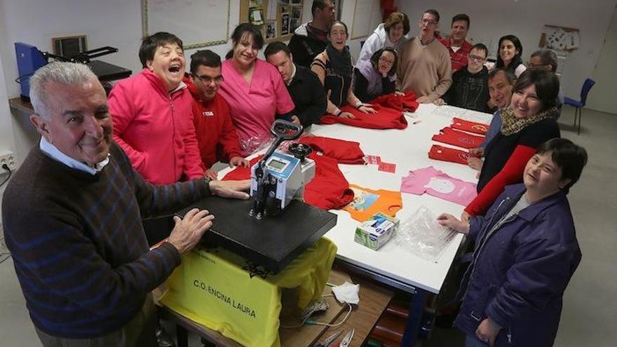 El presidente Ildefonso Mancera con monitores, voluntarios y alumnos del centro ocupacional Encina Laura, en el taller de camisetas.