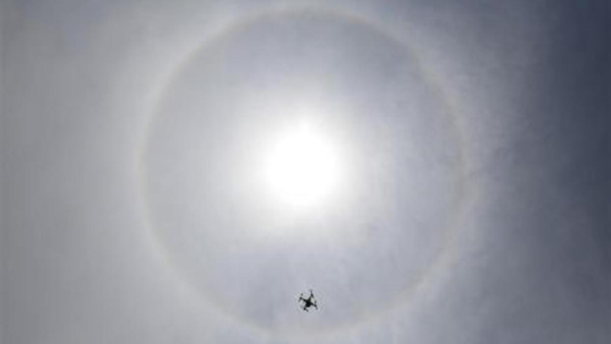 Un drone vuela delante de un halo solar observado desde Lima el 5 de marzo del 2014.