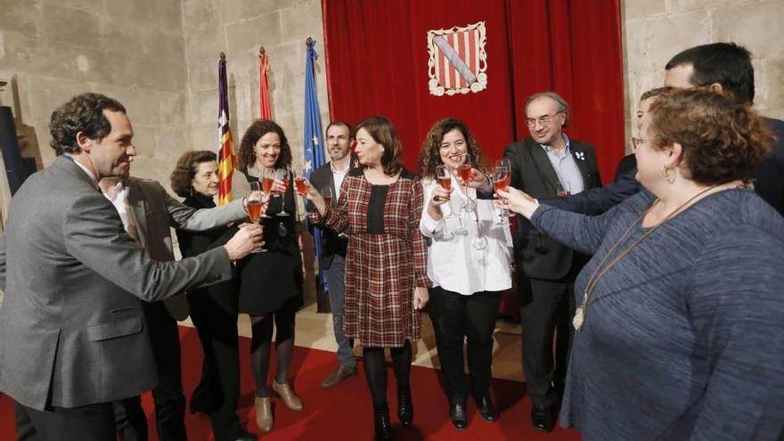 Armengol brinda con sus consellers en la copa de Navidad del Govern que tuvo lugar ayer en el Consolat de la Mar.