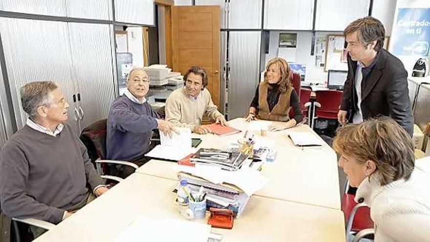 A la izquierda, un momento de la reunión que el PP celebró ayer con portavoces de la plataforma. A la derecha, una imagen de la finca de Xicu Piñera.