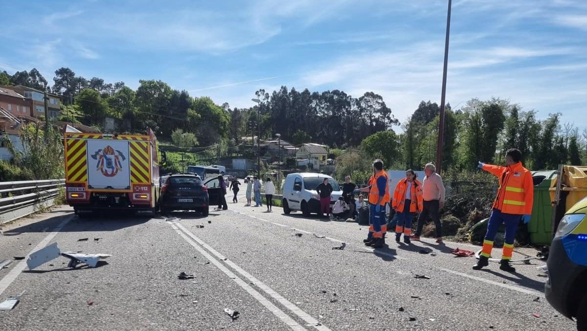 El dispositivo de emergencias en el lugar del accidente del camión de bomberos en Ricardo Mella