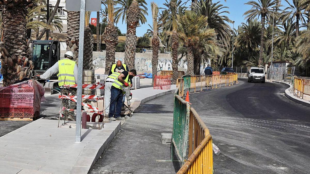 Otro retraso en las obras para acceder al centro tiene la calle patas arriba desde hace medio año