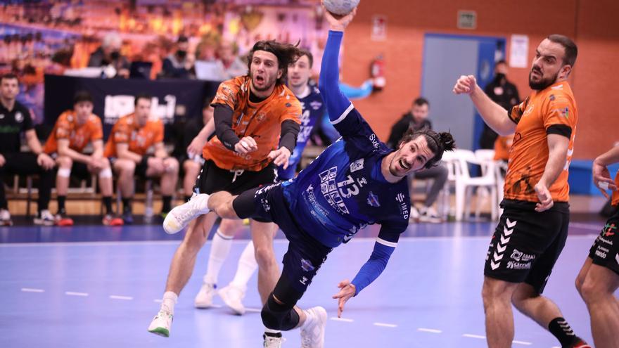 El Balonmano Benidorm se deja remontar por el Torrelavega