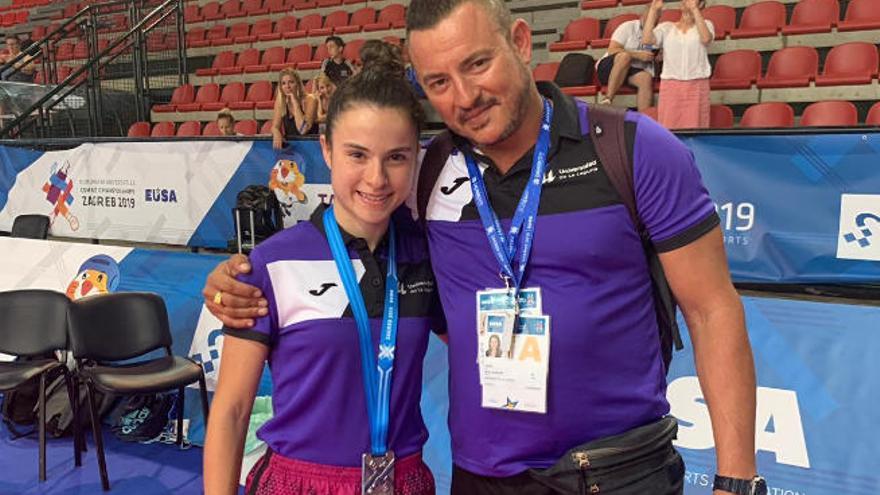 Julia Real, junto a Felipe, su padre y coach en el Europeo Universitario de Croacia.