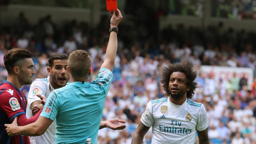 Hernández Hernández muestra la tarjeta roja a Marcelo,