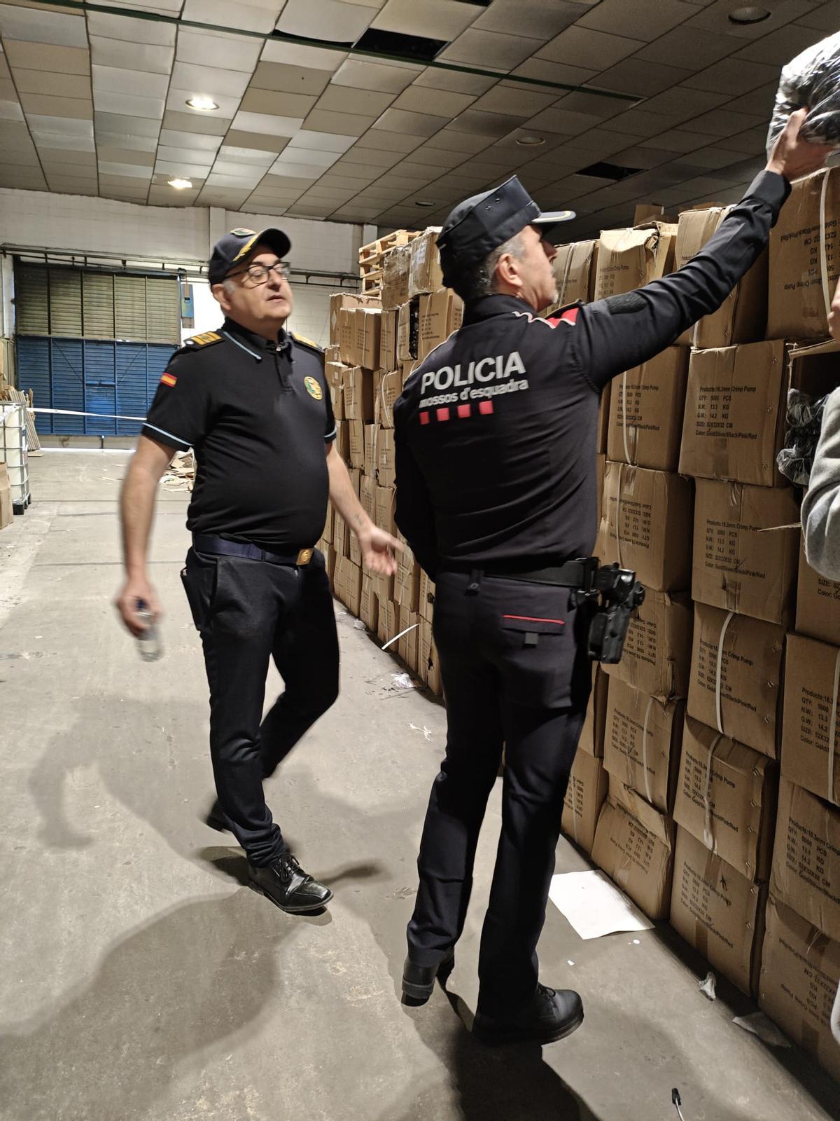 Les imatges de la fàbrica de perfum falsificat de Fogars