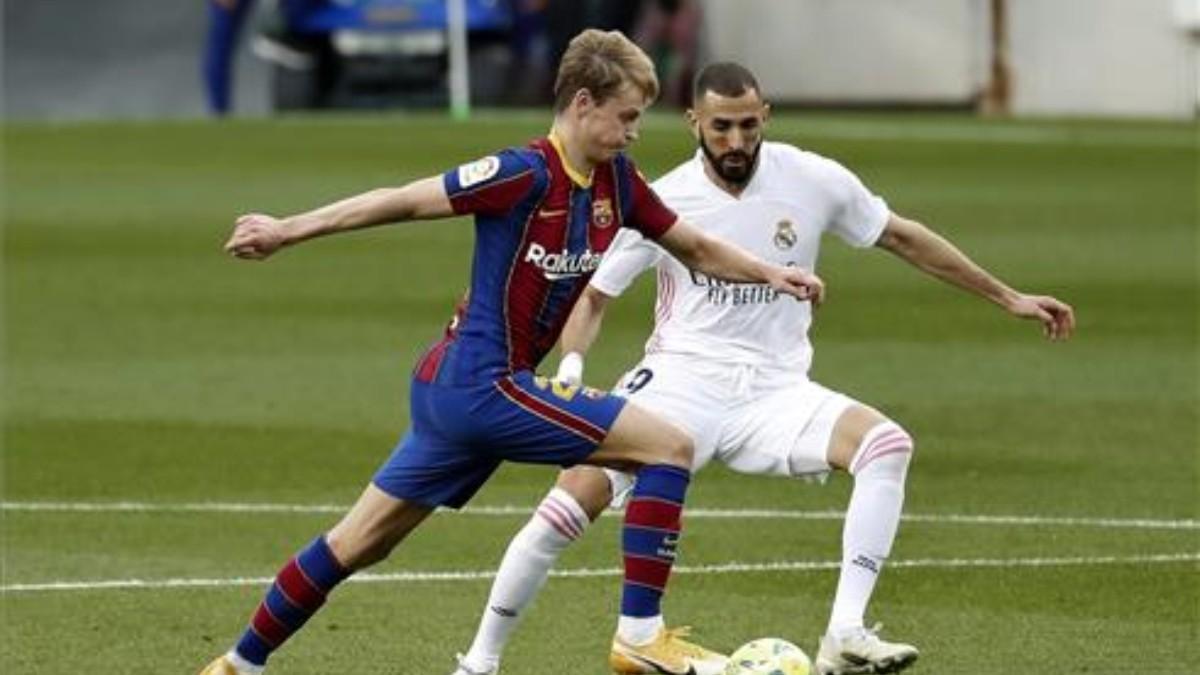 De Jong y Benzema durante el Clásico