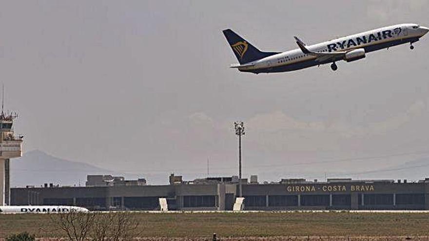 Un avió de Ryanair en plena maniobra d&#039;enlairament, ahir, a l&#039;aeroport de Girona-Costa Brava.