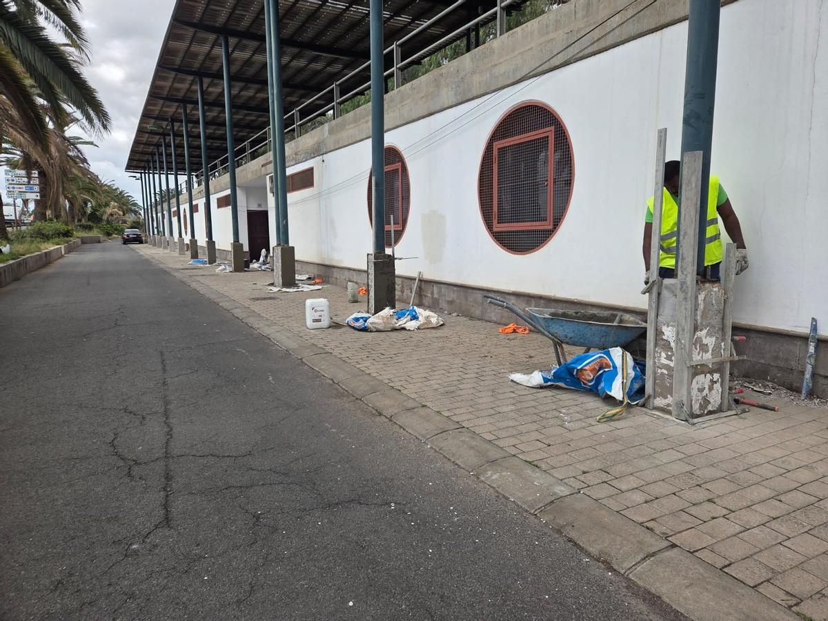 Mejoras en los cimientos de hormigón que sostienen las pérgolas del parque.