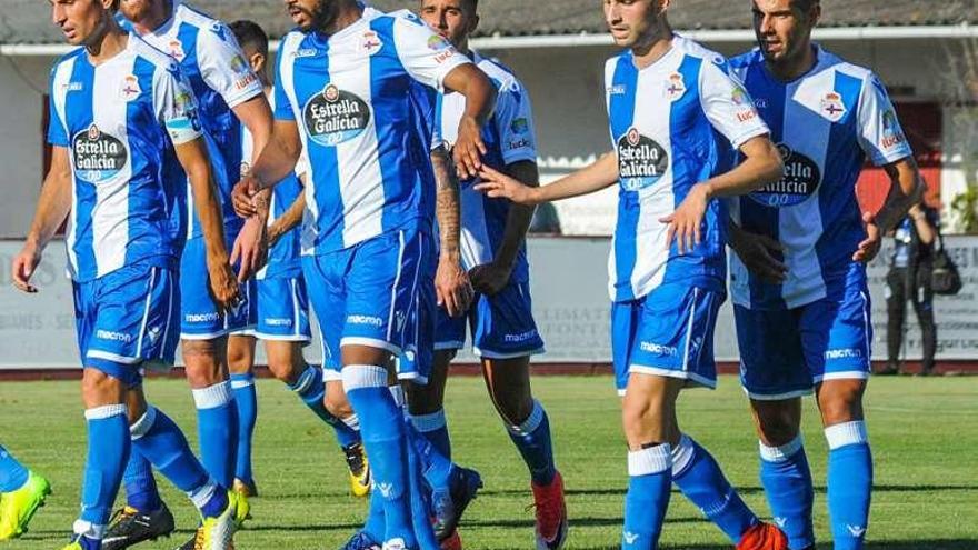 Sidnei saluda a Aarón tras marcar un gol en Vilagarcía.