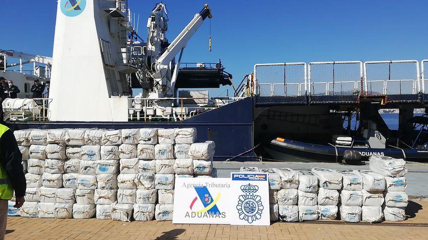 Desembarcan en Vigo las dos toneladas de cocaína incautadas en un velero en el Atlántico.