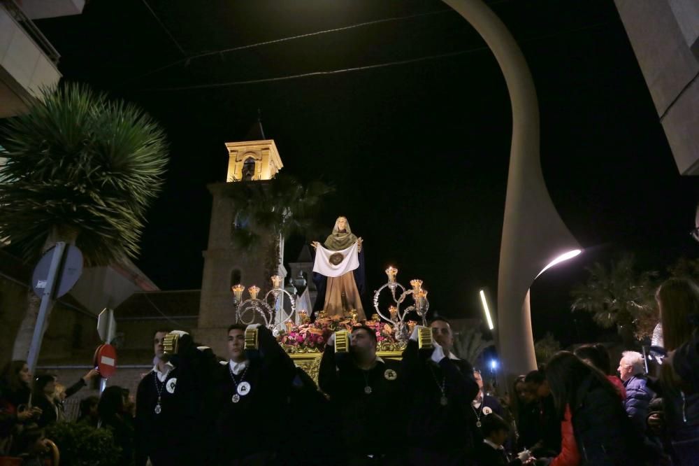 Algunas de las imágenes decanas de la Semana Santa se acercaron al mar y los paseos en Martes Santo