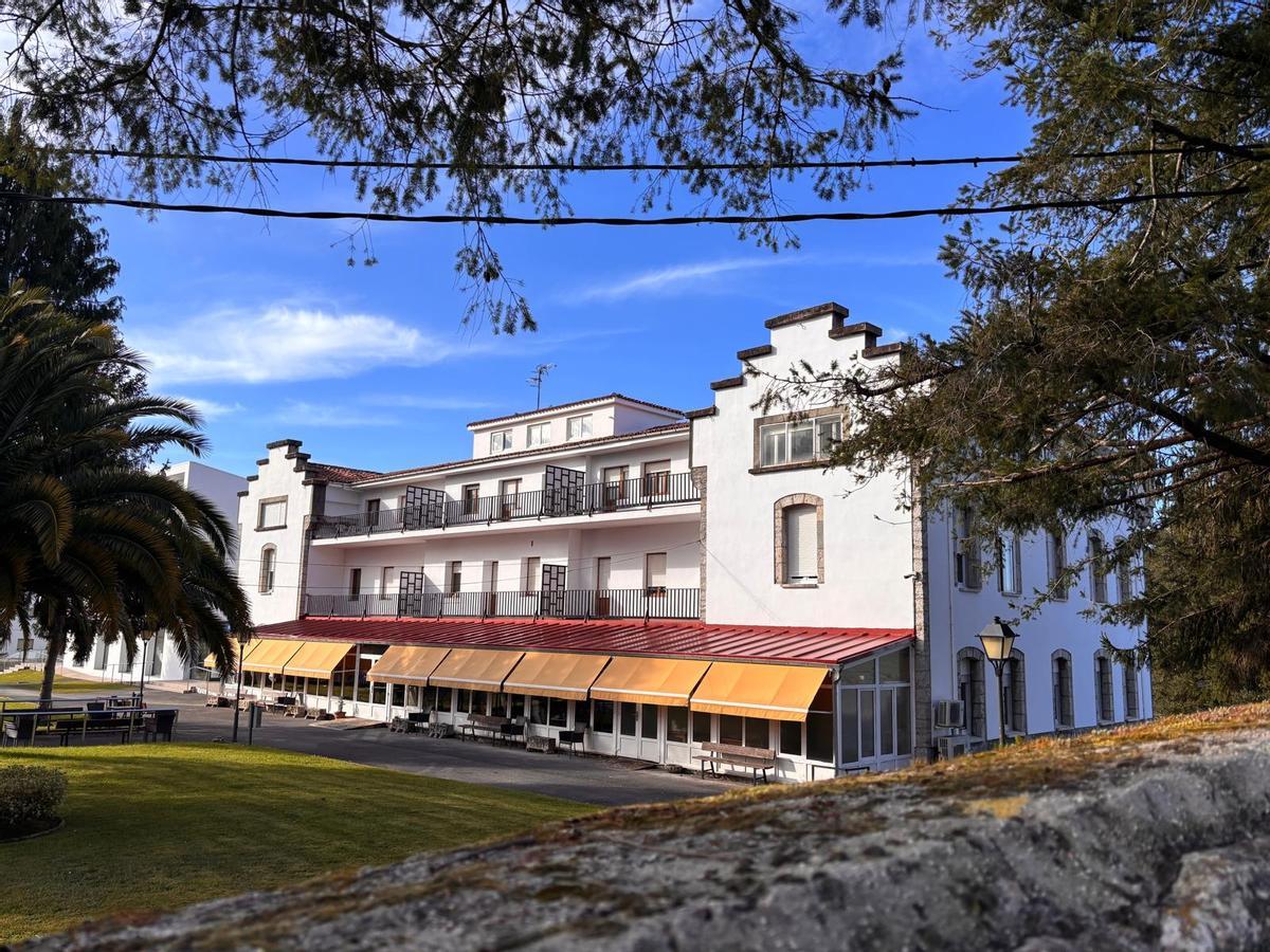 Fachada principal del Hospital-Asilo Ulpiano Cuervo.