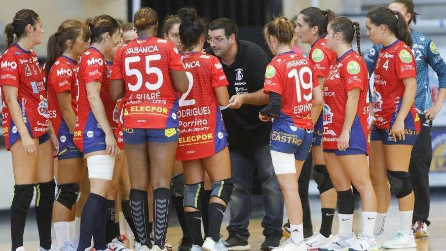 Isma Martínez da instrucciones a sus jugadoras durante un partido en el pabellón de O Porriño. // R. Grobas