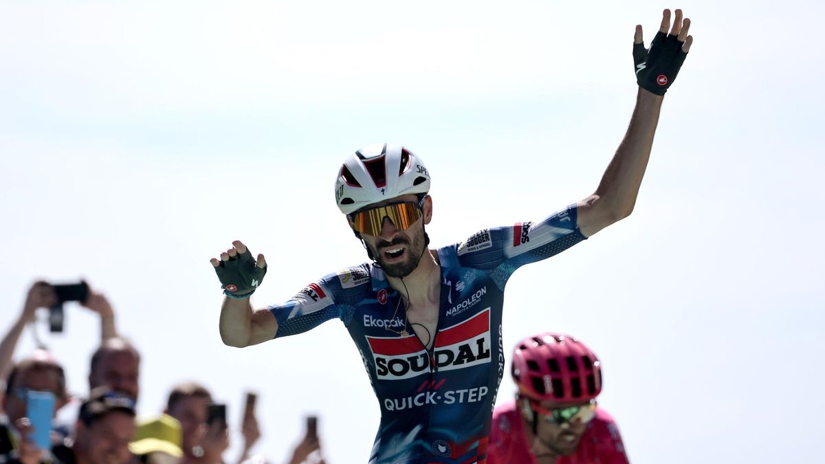 Valentin Paret-Peintre entra guanyador a la meta del Mont Ventoux, per davant de Ben Healy