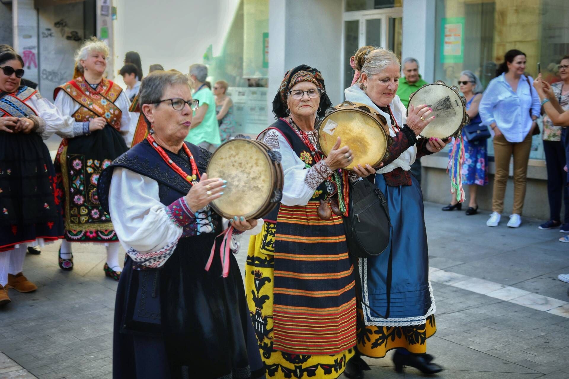 Desfile de indumentaria tradicional y misa en la Catedral para celebrar las fiestas de San Pedero.