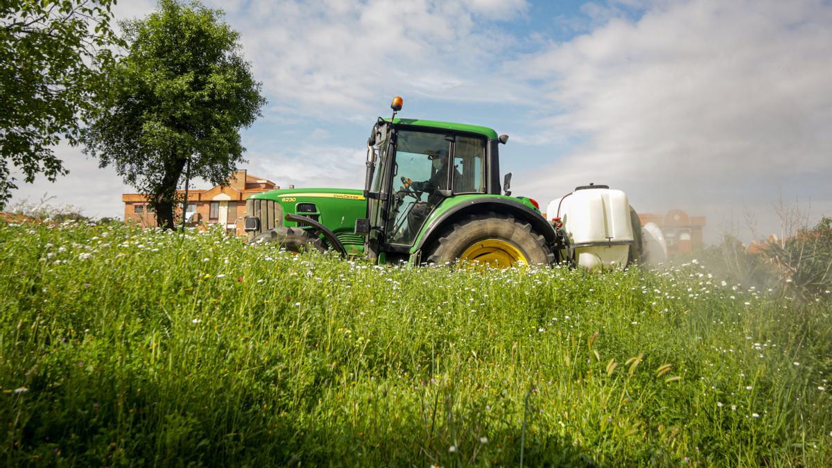 Archivo - Un agricultor montado en su tractor