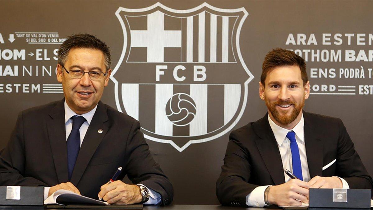 El presidente FC Barcelona Josep Maria Bartomeu y Leo Messi durante la firma de su renovación de contrato de noviembre de 2017