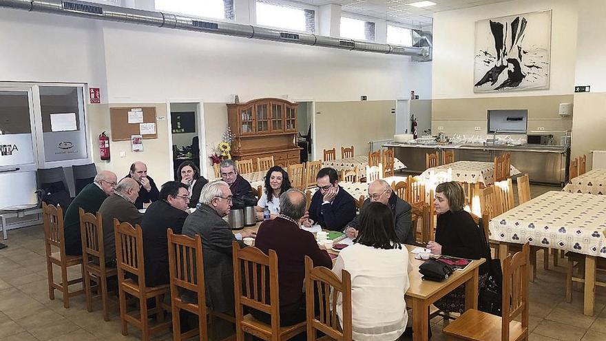 Los responsables de Caja Rural, junto a representantes de los proyectos sociales.