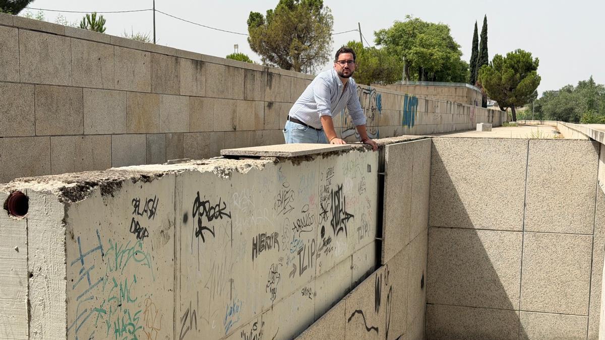 El concejal José Carlos Ruiz muestra el estado de la zona.