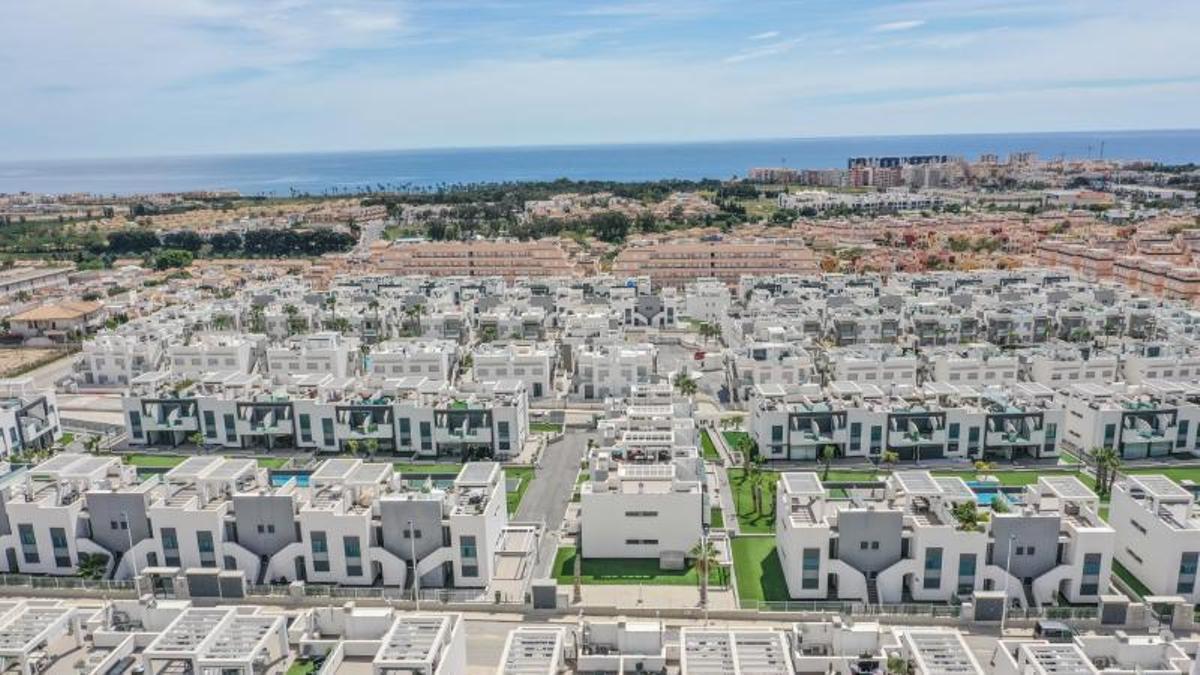 Viviendas turísticas en el litoral oriolano, lindando con el término municipal de Torrevieja